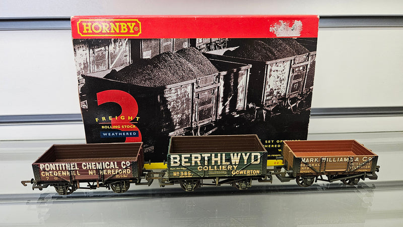 Hornby R6219 3 x Plank Wagons Weathered, Boxed