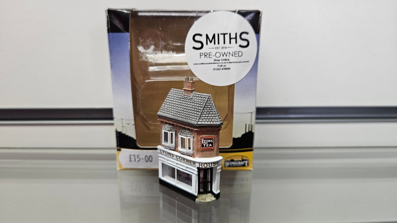 Graham Farish 42-243 Low Relief Lyons Corner House, Boxed