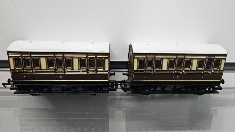 Hornby 2 x R016 4 Wheel Chocolate & Cream Coaches, Unboxed
