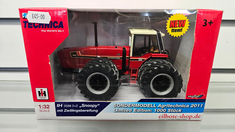 Britains 1:32 42801 IH 3588 2+2 Snoopy, Boxed