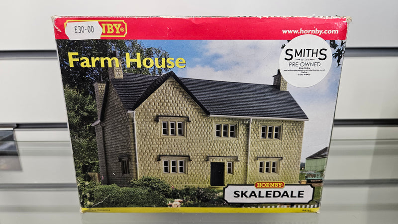 Hornby R8782 Farm House, Boxed