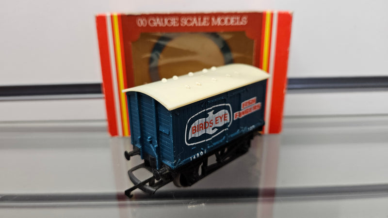 Hornby R105 12T Box Van Birds Van, Boxed