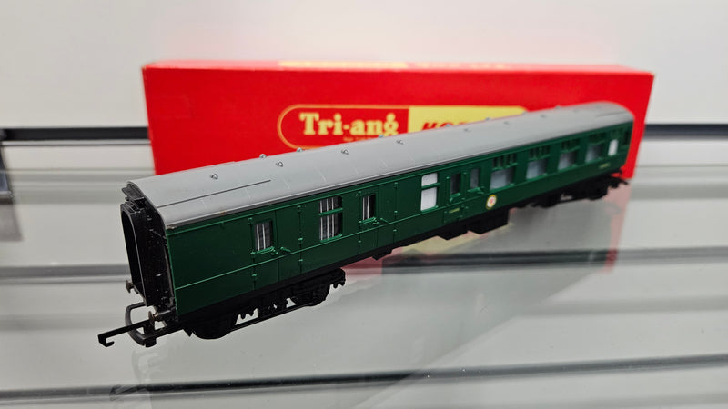 Hornby R623 Brake 2nd Coach Green With Seats, Boxed