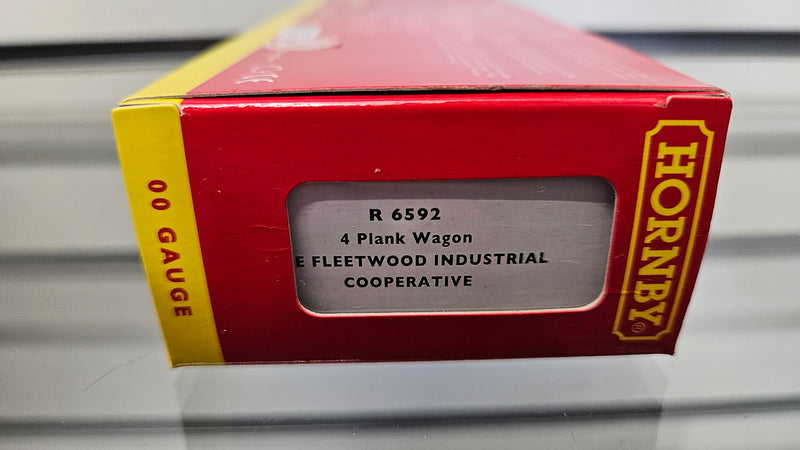 Hornby R6592 4 Plank Wagon Fleetwood Industrial Cooperative, Boxed