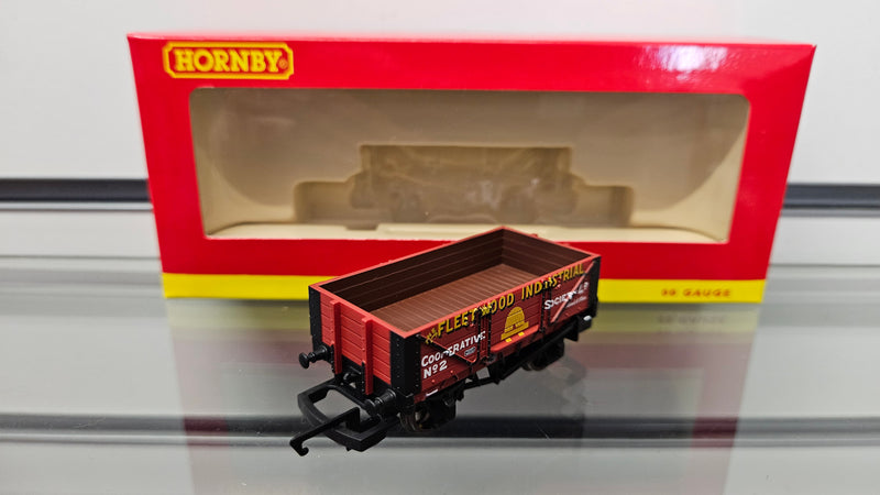 Hornby R6592 4 Plank Wagon Fleetwood Industrial Cooperative, Boxed