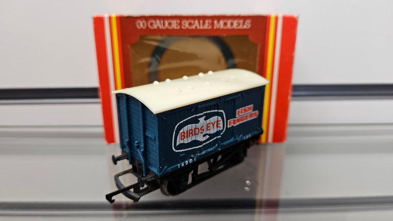 Hornby R105 12T Box Van Birds Van, Boxed