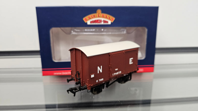 Bachmann 38-575A 10T Fish Van LNER Brown, Boxed