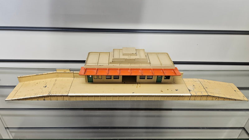 Hornby Dublo D1 Through Station, Unboxed, Wrong Ramp