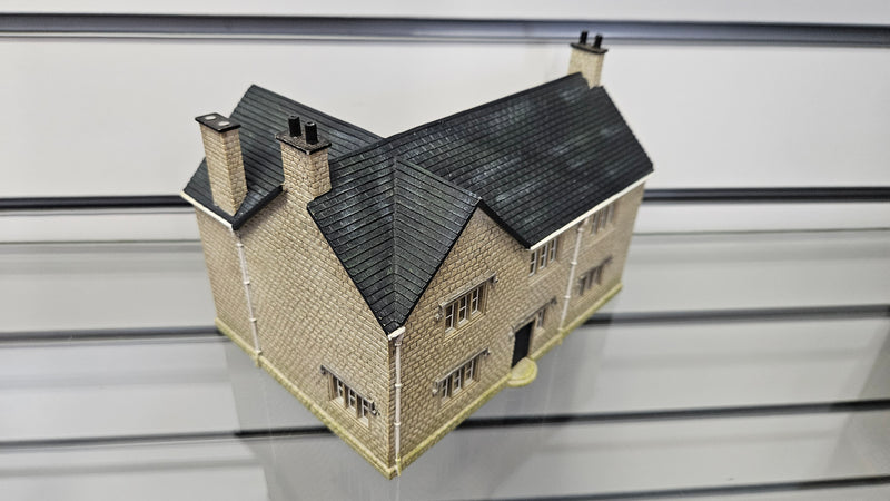 Hornby R8782 Farm House, Boxed
