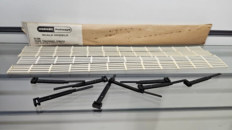 Hornby R299 4 x Trackside Fences, Boxed