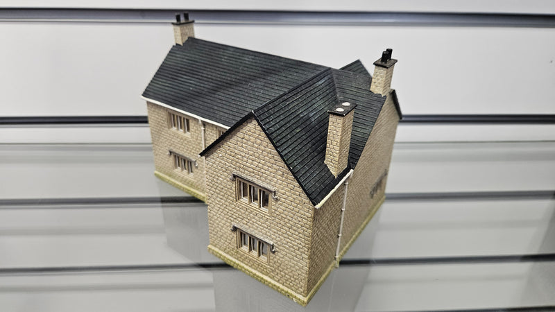 Hornby R8782 Farm House, Boxed