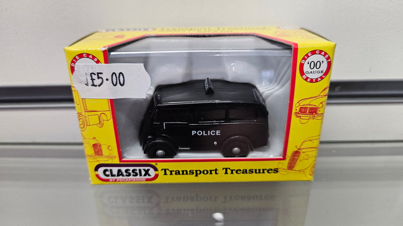 Classix EM76616 Austin 101 Estate Police, Boxed