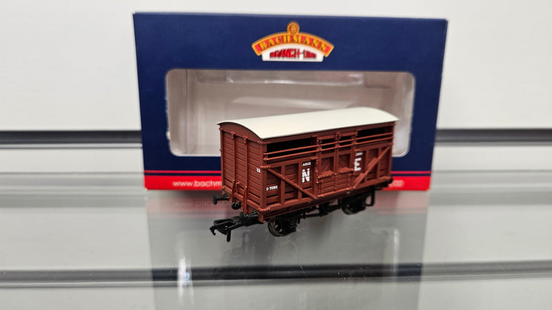 Bachmann 37-706A 12T LMS Cattle Wagon NE Brown, Boxed