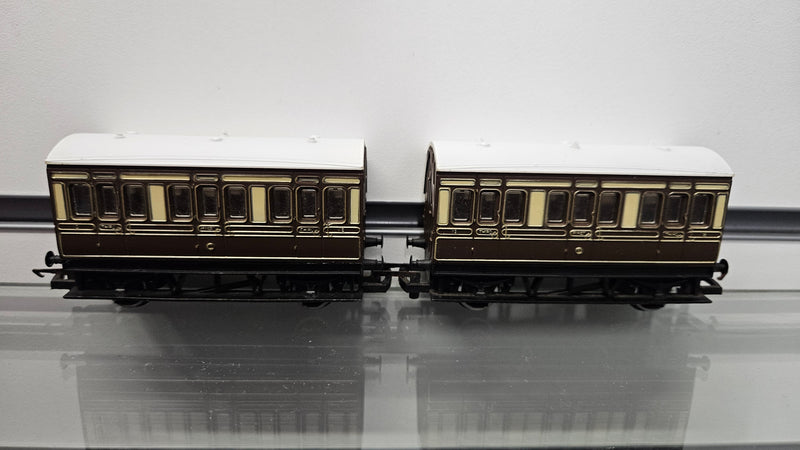 Hornby 2 x R016 4 Wheel Chocolate & Cream Coaches, Unboxed