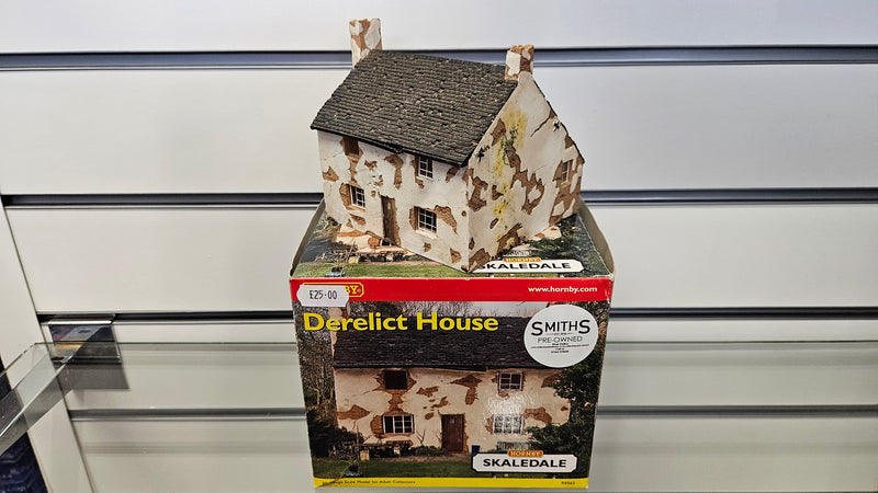 Hornby R8562 Derelict House, Boxed