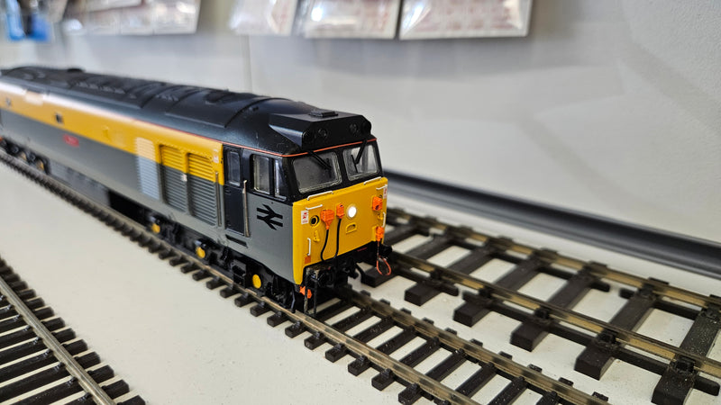 Hornby Class 50 015 Valiant Dutch Livery, DCC Sound, Good Runner, Missing Buffers, Lights Error