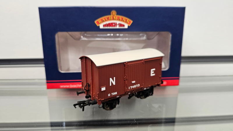 Bachmann 38-575A 10T Fish Van LNER Brown, Boxed