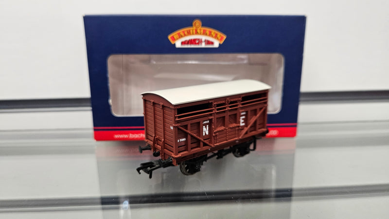 Bachmann 37-706A 12T LMS Cattle Wagon NE Brown, Boxed